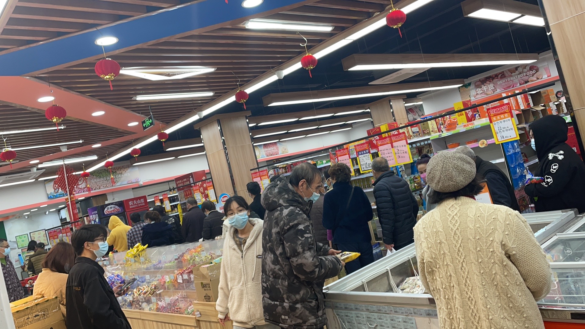 小超市里挤满了人